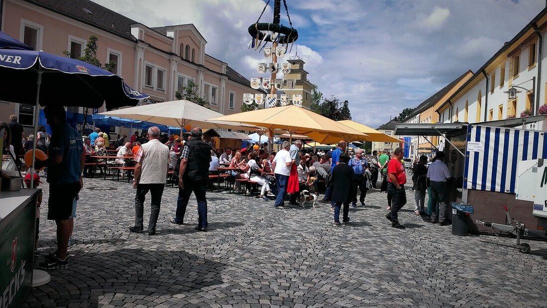 Waldsassen. Jedes Jahr am ersten Wochenende im Juli kommen zahlreiche Waldsassener, Landkreisbewohner und Ehemalige zusammen, um das traditionelle Bürgerfest zu feiern. Neu in diesem Jahr: Vor der Basilika sorgten verschiedene [&hellip;]