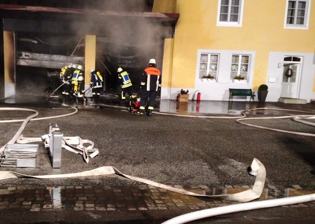 Luhe-Wildenau. Bei einem Garagenbrand am Freitagabend wurde der Werkstattinhaber leicht verletzt. Die Feuerwehr konnte Schlimmeres verhindern. Das Feuer brach in einer Kfz-Werkstatt aus, nachdem sich ein ölgetränkter Lappen durch Funken [&hellip;]