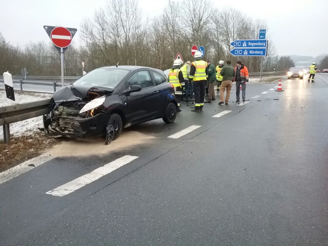 Luhe-Wildenau. Heute gegen 07:45 Uhr krachten auf der Staatsstraße 2657 auf Höhe der Einfahrt auf die A93 drei Fahrzeuge ineinander. Personen wurden nach ersten Angaben nicht verletzt, allerdings entstand an [&hellip;]