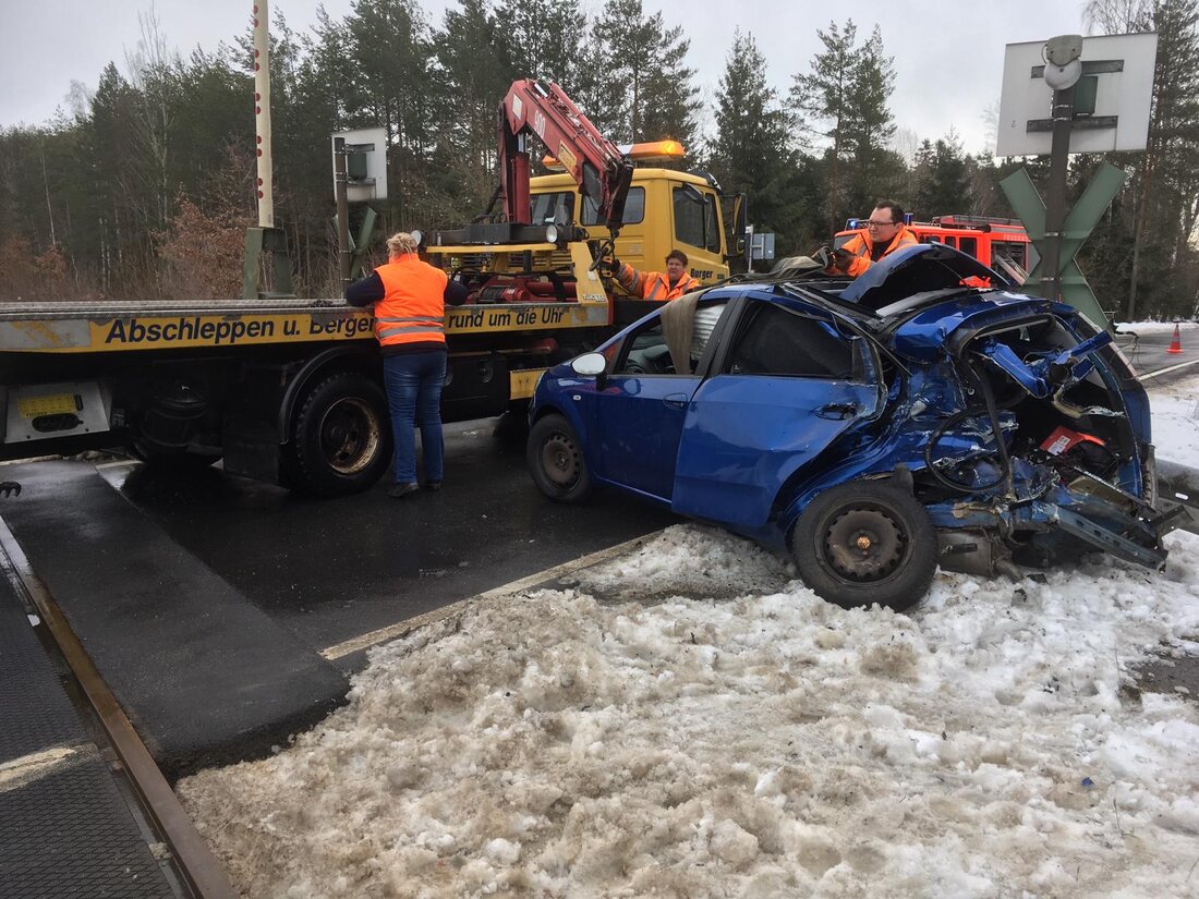 Weiden. Die Ermittlungen im Verkehrsunfall vom 10.02.2019, bei dem ein Auto an einem Bahnübergang in Weiden von einem Zug erfasst wurde, stehen kurz vor dem Ende. Der Vorgang wird demnächst [&hellip;]