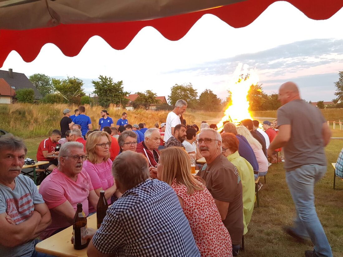 Dießfurt. Bei herrlichem Wetter konnte sich der FC-Förderverein über großartigen Besuch zum Johannisfeuer freuen. Von Rudi Fischer Die fleißigen Helfer hatten alle Hände voll zu tun, denn Hotdogs und Pizzasuppe [&hellip;]