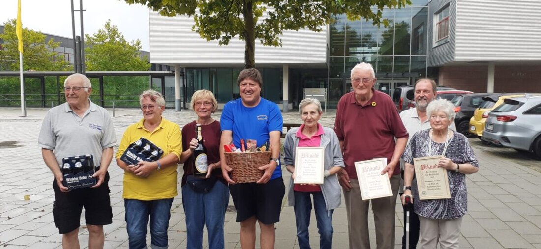 Burglengenfeld. Der Wanderverein Grafenwöhr gewann trotz schlechten Wetters den ersten Preis beim Volkswandertag, wobei Wanderwart Alfons Dobmann einen Geschenkkorb erhielt und diesen mit Teilnehmern teilte.