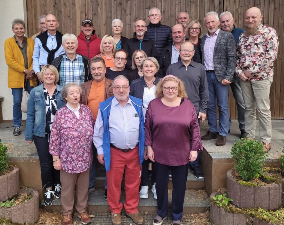 Weiherhammer. Der Schülerjahrgang 1958/1959 feierte ein Klassentreffen nach fast 60 Jahren. Lehrerin Rosina Malzer überraschte mit Aufsätzen aus dem Jahr 1969.