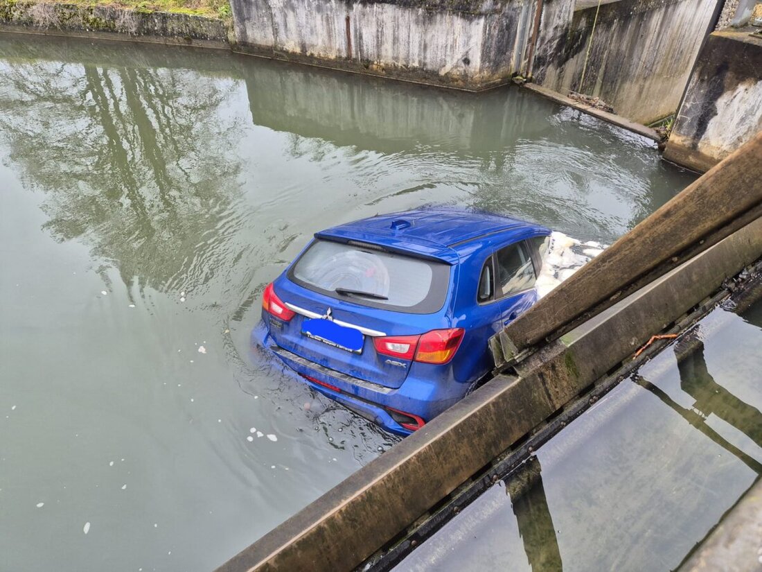 Dietldorf. Ein Auto wurde am Dienstagvormittag aus der Vils geborgen, nachdem es ohne Fremdeinwirkung hineingerollt war. Personen wurden nicht verletzt. Die Bergung erwies sich aufgrund der Geländebedingungen als schwierig, führte jedoch nicht zu einer Gewässerverunreinigung.