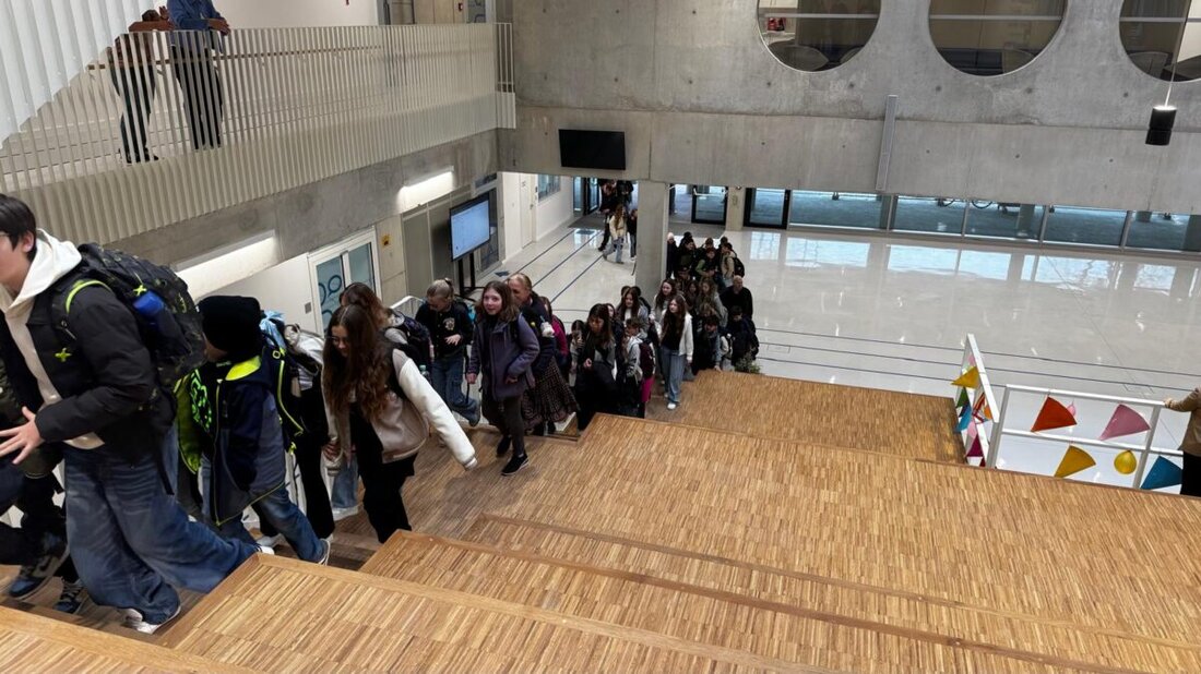 Kemnath. Die Realschule erlebte mit dem Umzug in ein neues Gebäude einen emotionalen Tag, geprägt von Nostalgie und Aufbruchsstimmung. Mehr als 76 Millionen wurden investiert, um ein modernes Lernumfeld zu schaffen.