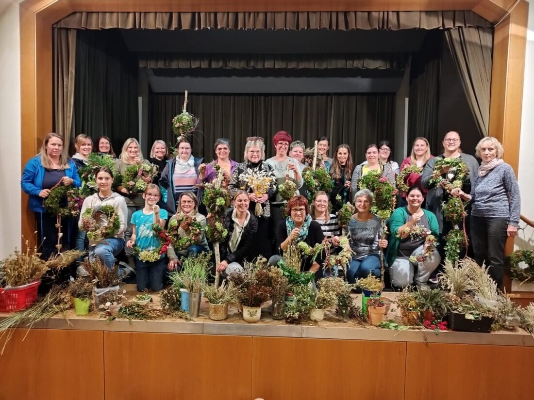 Floß. Beim Kreativ-Workshop des Katholischen Frauenbunds mit Patricia Dauch entstanden herbstliche Deko, es wurde Gemeinschaft gepflegt und eine Fortsetzung ist geplant.