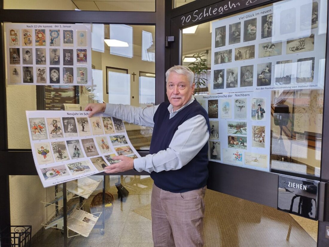 Flossenbürg. Helmut Erndt zeigt im Rathaus-Eingang einen Auszug aus seiner Sammlung historischer Glückwunschkarten. 