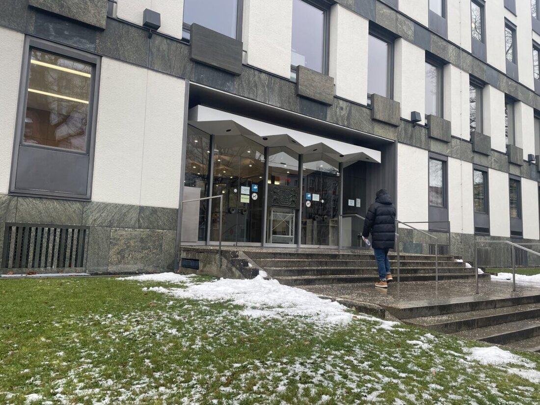 Weiden. Das Landgericht Weiden hat am Dienstag einen Familienvater zu 6 Jahren und 4 Monaten Haft verurteilt. Er hatte mit Hilfe seiner Ehefrau so genanntes "Spice Papier" - mit synthetischen Cannabinoiden getränktes Papier - ins Gefängnis geschmuggelt.