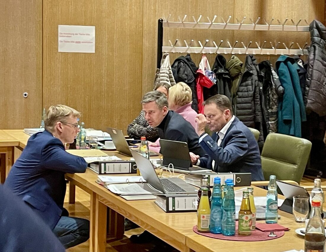 Weiden. Um 14.20 Uhr verkündet OB Jens Meyer das plötzliche Sitzungsende. Die Debatte über den Haushalt 2026 im Finanzausschuss wird vertagt. Grund: CSU und Bürgerliste verweigern ihre Zustimmung zur Erhöhung der Gewerbesteuer. 