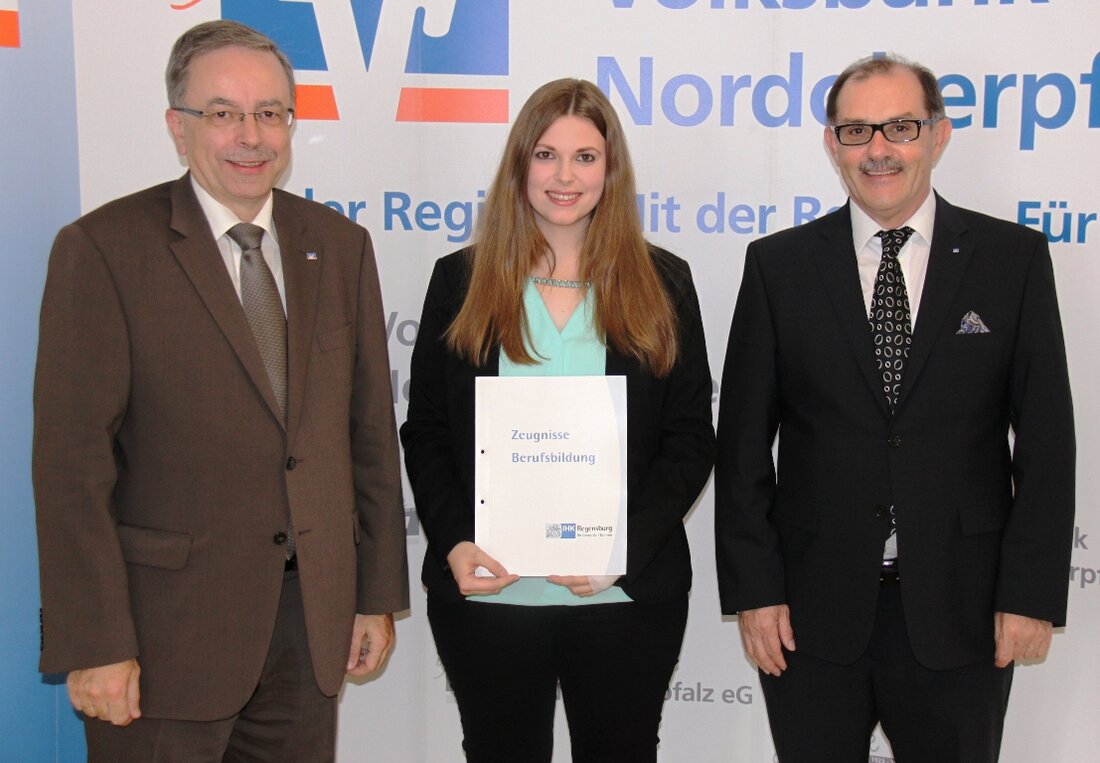 Neustadt/WN. Kürzlich hat Stefanie Wunder in einer kleinen Feierstunde von Vorstand Rudolf Winter sowie Ausbildungsleiter und Generalbevollmächtigten Reinhard Goblirsch das IHK-Zeugnis für den erfolgreichen Abschluss als Bankkauffrau überreicht bekommen. Frau [&hellip;]
