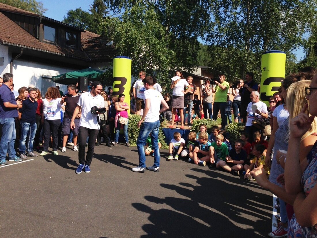 Waldershof. Auch wenn die Oberpfälzer das Spiel um das Bayern 3 Dorffest verloren haben, feiern dürfen sie trotzdem. Denn Bayern 3 schickt Busse in die fünf Finalisten-Dörfer. Leider hat es nicht [&hellip;]