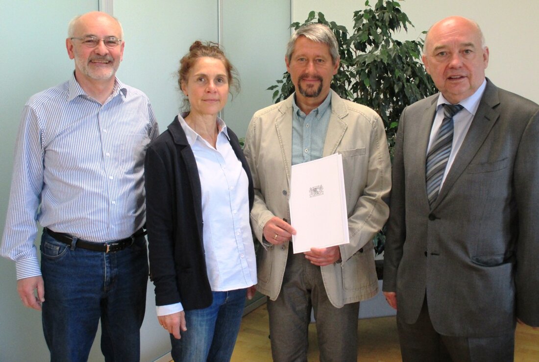 Weiden. Seit 27 Jahren arbeitet Roman Pylypiw als Bewährungshelfer. Jetzt wurde er dafür vom Landgerichtspräsidenten Walter Leupold mit der Ernennung zum Sozialrat ausgezeichnet. Aus den Händen des Landgerichtspräsidenten Walter Leupold [&hellip;]