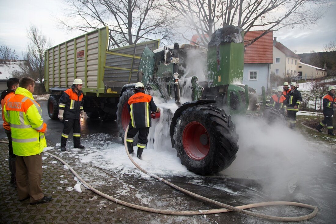 Guttenberg. Wie aus heiterem Himmel ging heute ein Fendt Vario in Flammen aus. Erst mit Hilfe der Feuerwehr gelang es, das Feuer zu löschen.  Von Roland Wellenhöfer Ein Mitarbeiter eines [&hellip;]