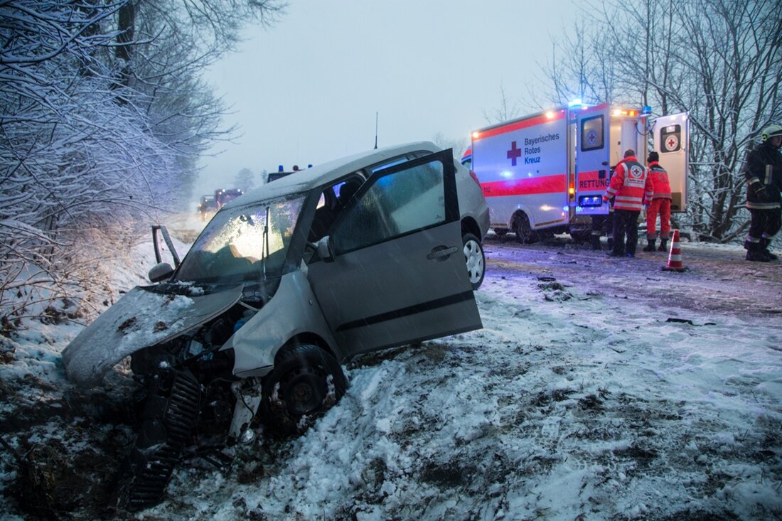 Kulmain. Heute gegen 16.45 Uhr ereignete sich auf der Staatsstraße 2177 am sogenannten Zinster Hügel in Höhe der Asphaltmischanlage ein schwerer Verkehrsunfall. Bei Schneeglätte stießen nach ersten Angaben zwei Fahrzeuge [&hellip;]