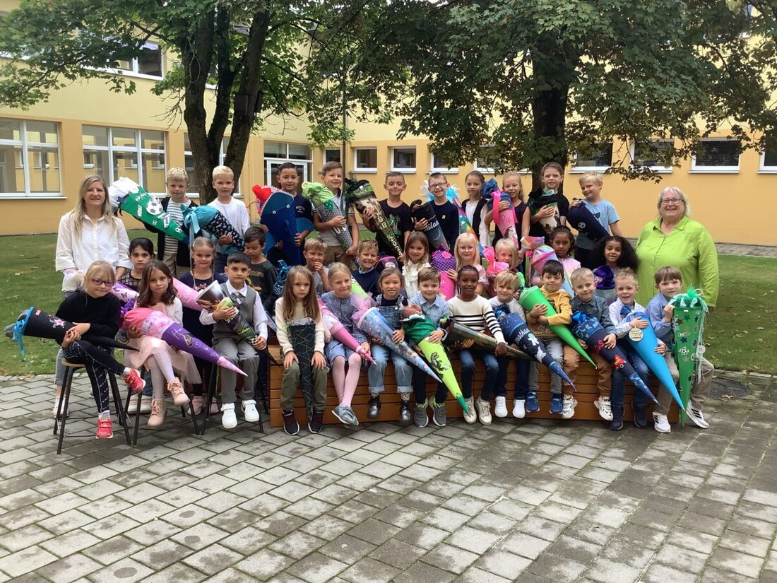 Pressath. 34 Schulkinder starteten mit vollen Schultüten und Lehrerbetreuung durch Elisabeth Market und Jennifer Hochholzer ins neue Schuljahr 2024/2025.