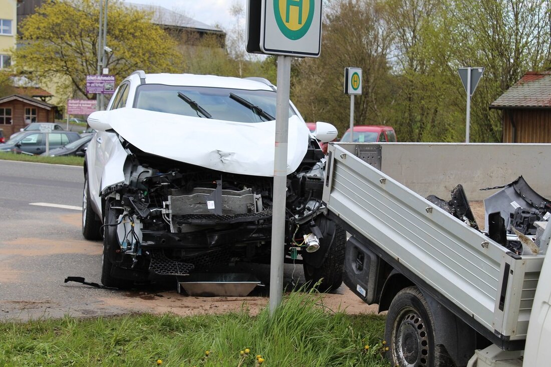 Speinshart. Aufgrund einer Vorfahrtsmissachtung prallten am späten Samstagnachmittag zwei Pkw zusammen. Es entstand ein hoher Sachschaden. Eine Person wurde leicht verletzt. Gegen 17.15 Uhr wollte ein Mann (24) aus dem [&hellip;]