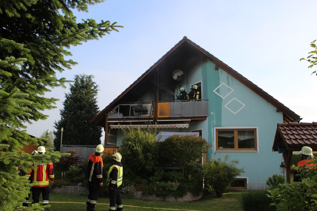 Pressath. Am Sonntagmorgen gegen 06.30 Uhr entdeckte ein Mann im Kahrmühlweg in Pressath ein Feuer auf einem Balkon. Der gesamte Bereich und der Dachstuhl hatten schon Feuer gefangen. Mit Hilfe [&hellip;]