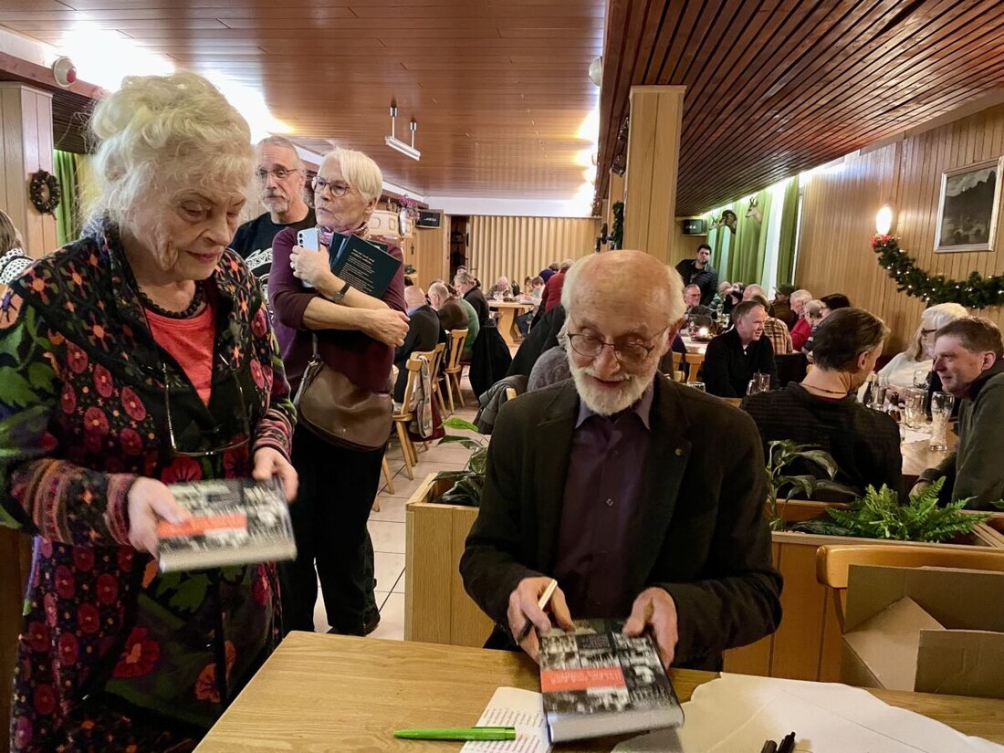Neustadt/WN. Günther Langhammer hat am Donnerstag sein neues Buch vorgestellt. Titel: "Was wir euch noch erzählen wollten." Der Heimatforscher hat rund 30 Neustädterinnen und Neustädter zu ihren Kindheitserinnerungen befragt. Zur Buchvorstellung im "Weißen Rössl" drängten sich über 150 Gäste ins "Weiße Rössl". 