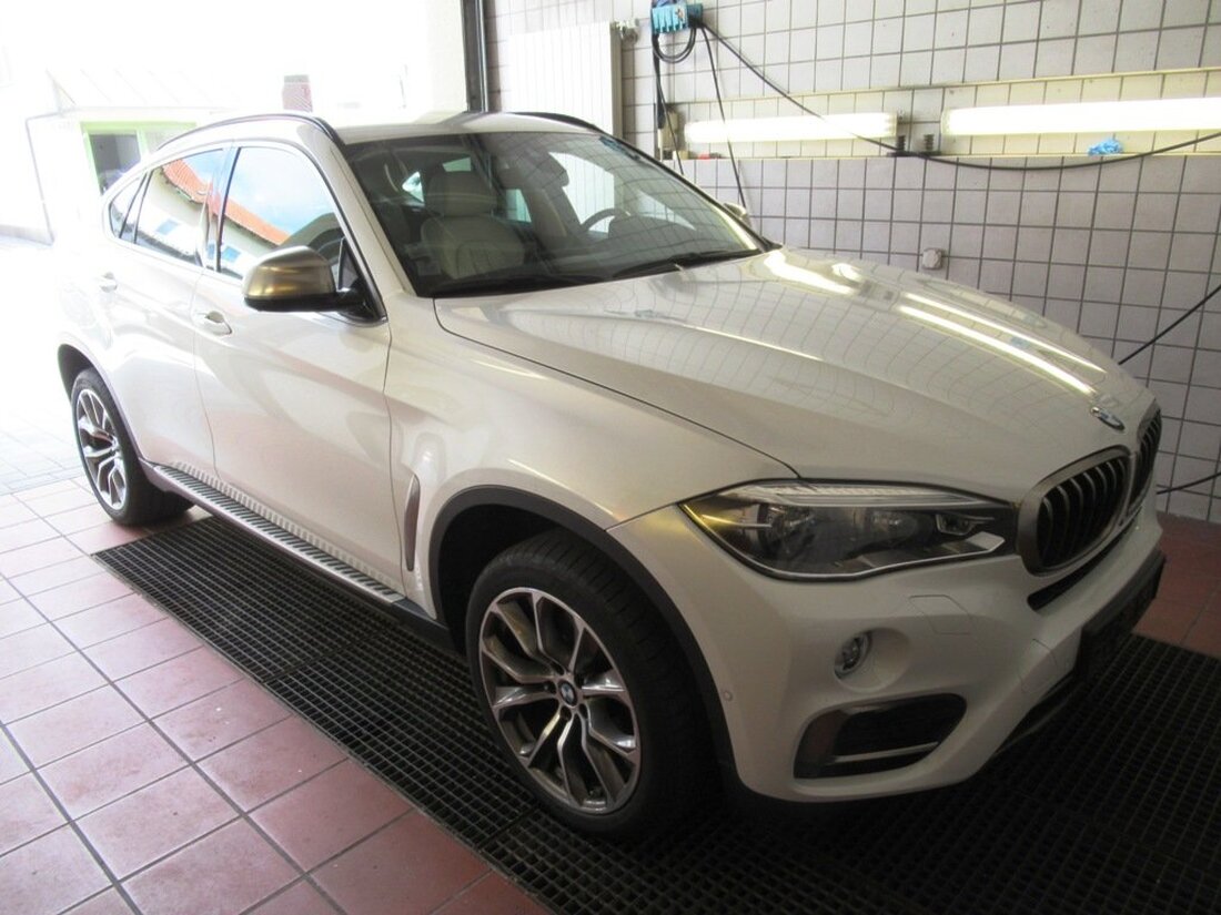 Waidhaus. Beamte der Schleierfahndung unterzogen am Dienstag einen Kleintransporter einer Kontrolle. Auf der Ladefläche befand sich ein BMW X 6. Der Fahrer des Transporters konnte keine Fahrzeugpapiere für Das Auto [&hellip;]