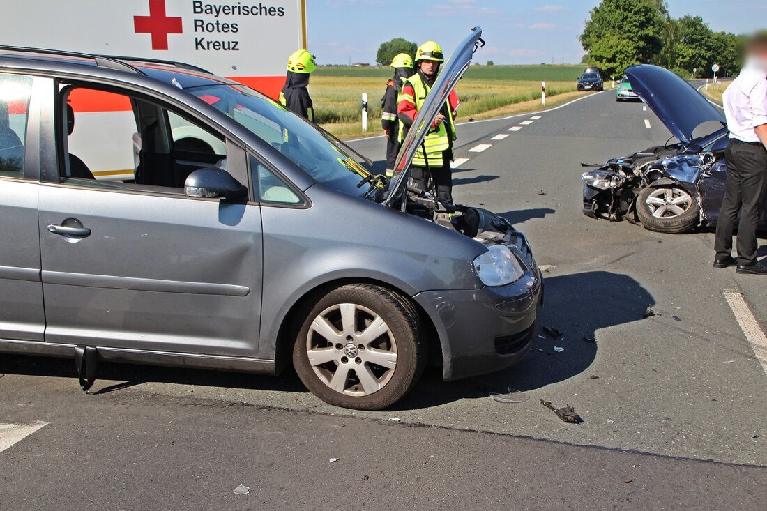 Mantel. Drei beteiligte Autos, drei Verletzte und 25.000 Euro Schaden – das ist die Bilanz eines schweren Verkehrsunfalls auf der Staatsstraße zwischen Dürnast und Weiden.  Zum Unfallhergang: Nach ersten Informationen [&hellip;]