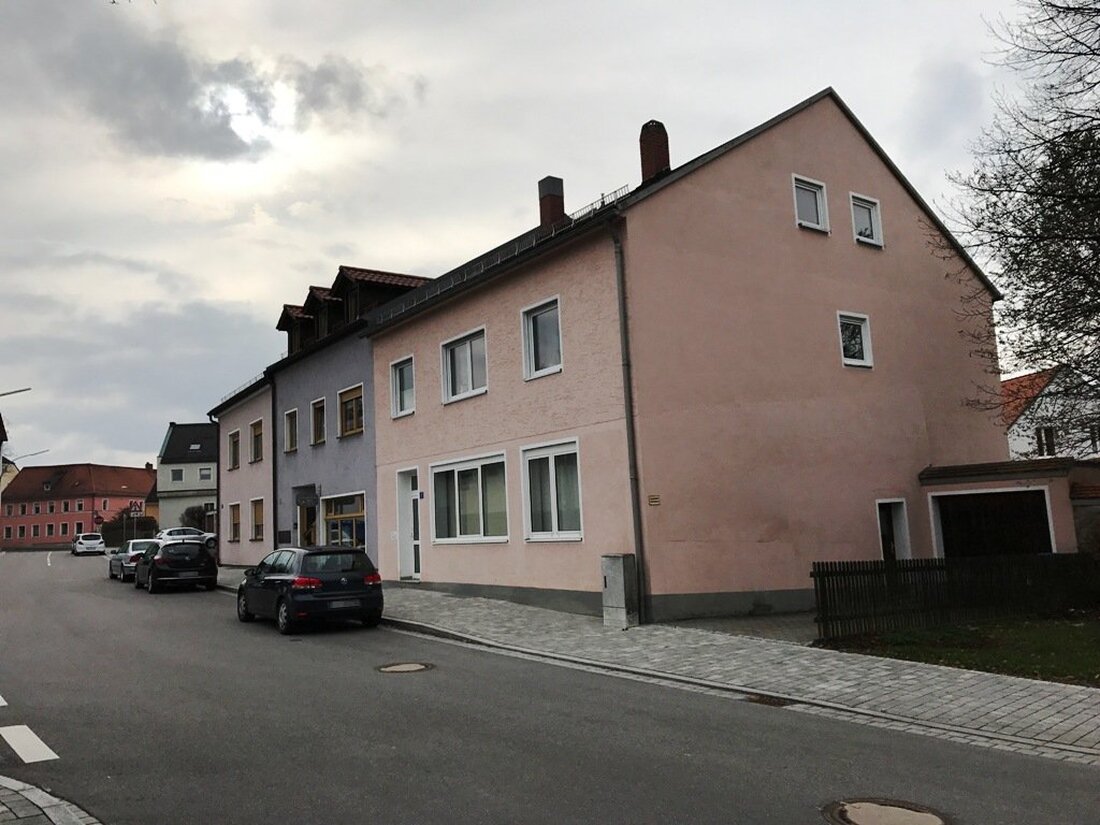 Vohenstrauß. Um die Schaffung von neuem Wohnraum nicht zu blockieren, hat der Bauausschuss wieder eine Abweichung von der Gestaltungssatzung genehmigt. Ein Hausbesitzer darf eine durchgehende Dachgaube in Auftrag geben, zugelassen [&hellip;]