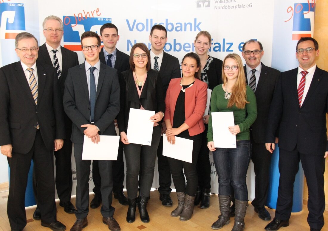 Weiden. Im Januar 2016 haben die sieben Auszubildenden und eine Verbundsstudentin der Volksbank Nordoberpfalz eG ihre Bankausbildung erfolgreich abgeschlossen. Kürzlich haben sie nun vom Vorstandssprecher Rudolf Winter offiziell ihre IHK-Zeugnisse [&hellip;]