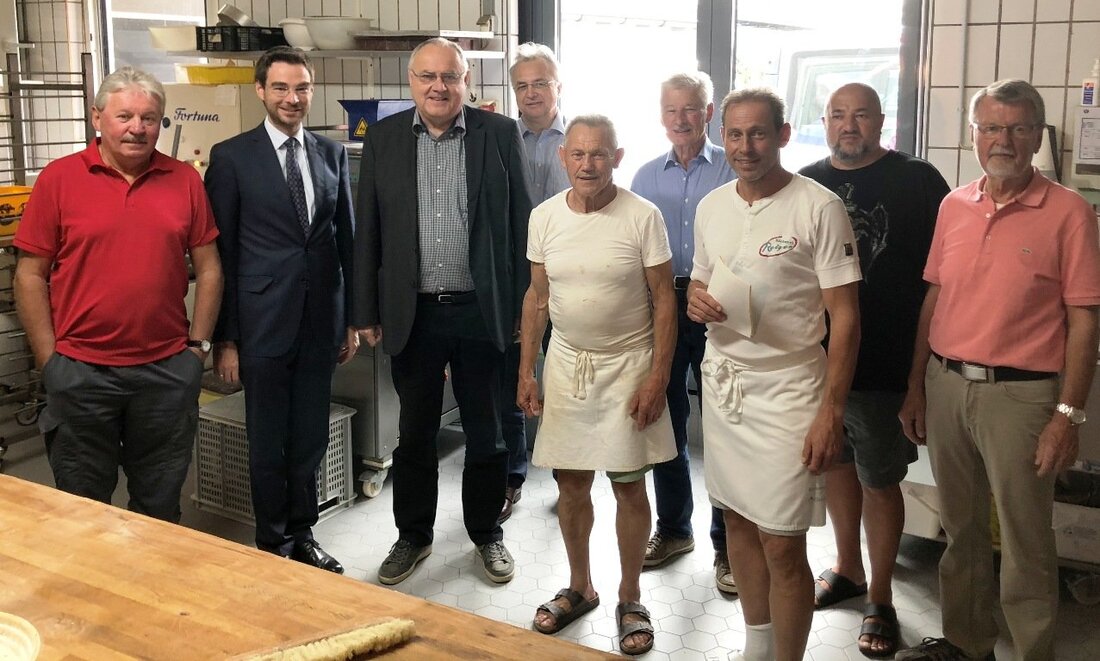 Weiden. Im Rahmen der Zukunftswochen „Gemeinsam sind wir Weiden“ hatte der CSU-Ortsverband Rehbühl zum Besuch der Bäckerei Retzer eingeladen. Seit 1956 gehört der Meisterbetrieb (bis 1965 unter anderem Namen) zum [&hellip;]