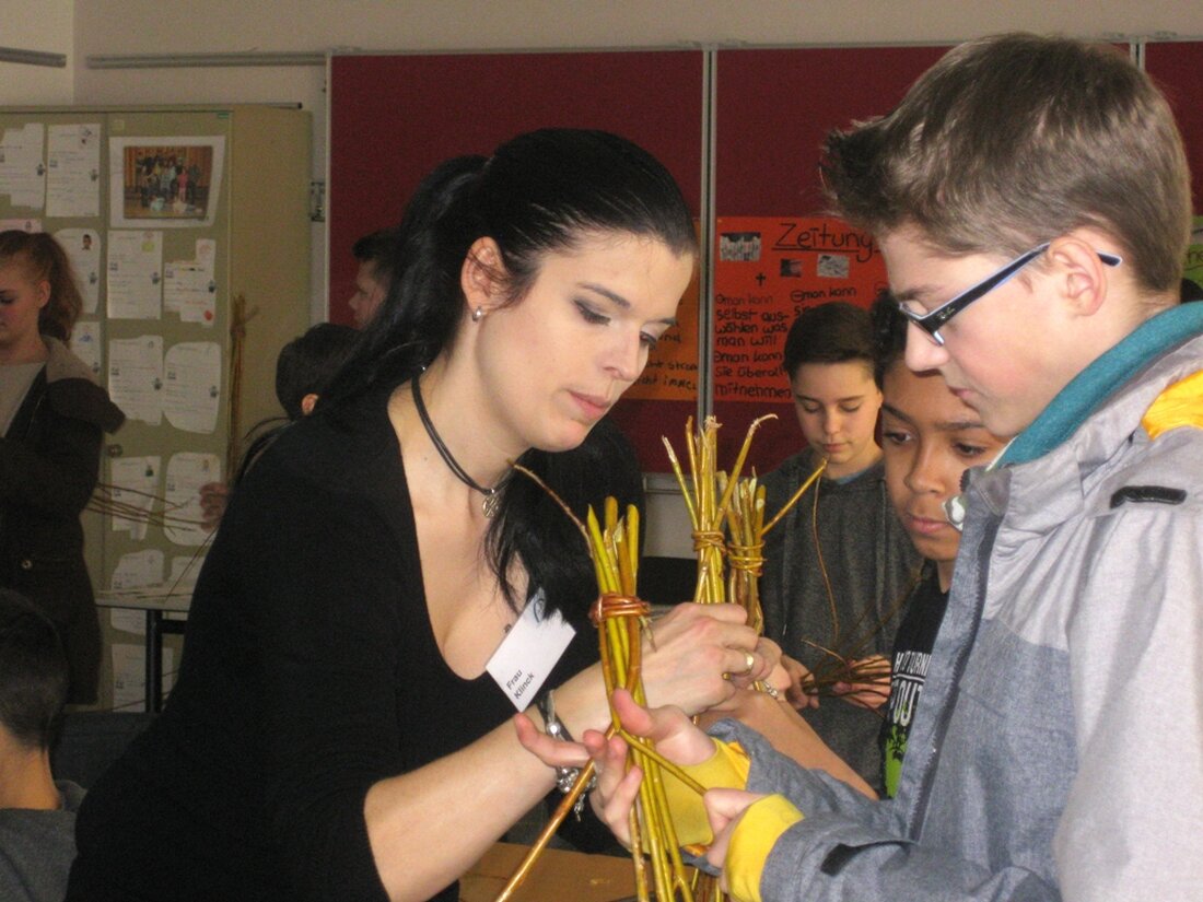 Weiden. Im fächerübergreifenden Unterricht an der Wirtschaftsschule Weiden hatten die Schüler der Klassen 7a und 7b besonderen Besuch. Ihre katholische Religionslehrerin Martina Auer-Bertelshofer stellte ihnen Floristin Katrin Klinck (vom bfz) [&hellip;]