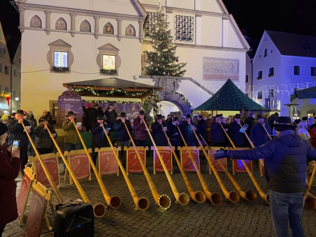 Weiden. Am Freitag vor Weihnachten verbreiteten die Alphornbläser aus Großkonreuth ein besonderes Heimatgefühl. Die Alpenromantik kam bei Jung und Alt gut an. Schon nach kurzer Zeit versammelte sich eine große Menge an Zuschauern  vor der Bühne. 