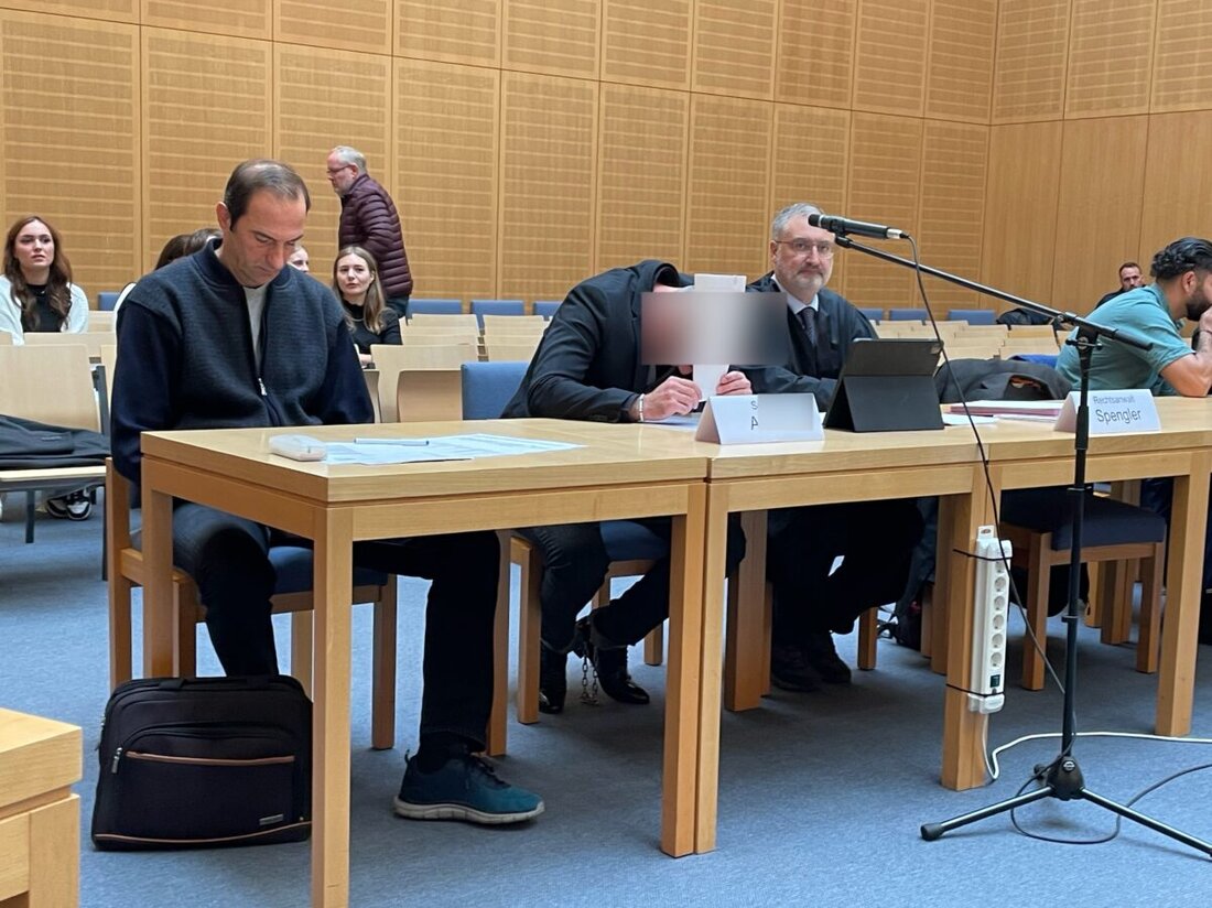 Weiden. Das Landgericht Weiden hat die Schmuck-Räuber von Pressath zu jeweils acht Jahren Haft verurteilt.  Die Männer (41 und 34) waren auch verantwortlich für einen Einbruch in Fuchsmühl. Ein dritter Angeklagter (32), der "nur" in Fuchsmühl dabei war, bekam 2 Jahre 11 Monate Haft. 