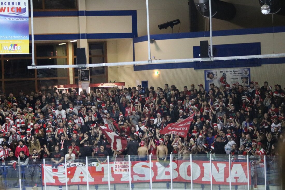 Weiden./Regensburg. In einer von Strafzeiten geprägten Partie sorgte der EV Regensburg beim 6:1-Erfolg über den 1. EV Weiden für den ersten klaren Erfolg in der Playoff-Serie. Für den Sieg und [&hellip;]