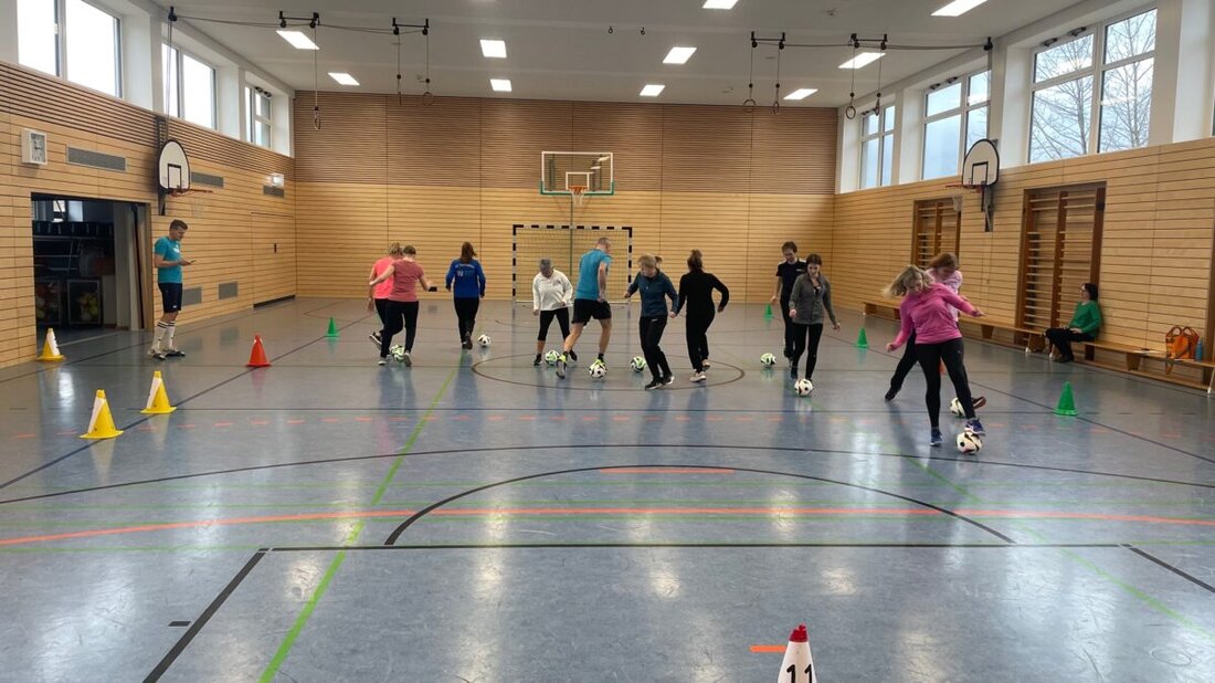 Im Rahmen der Schulfußballaktivitäten des Bayerischen Fußball-Verbandes (Bezirk Oberpfalz) fand im Februar an der Grundschule Luhe eine Fortbildung für Lehrkräfte statt. Dabei erhielten 14 Sportlehrerinnen und -lehrer praxisnahe Übungen, die den Schulfußball fördern sollen, während erste Schritte zur Kooperation zwischen Schulen und Vereinen eingeleitet wurden.