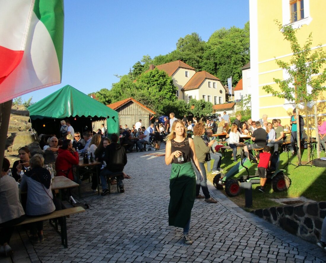 Parkstein. Was braucht’s für eine italienische Nacht in der Oberpfalz? Die richtige Arbeitsteilung: Die Freien Wähler auf der einen Seite sorgten für knusprige Pizza, italienischen Wein oder südtiroler Speck. Petrus [&hellip;]