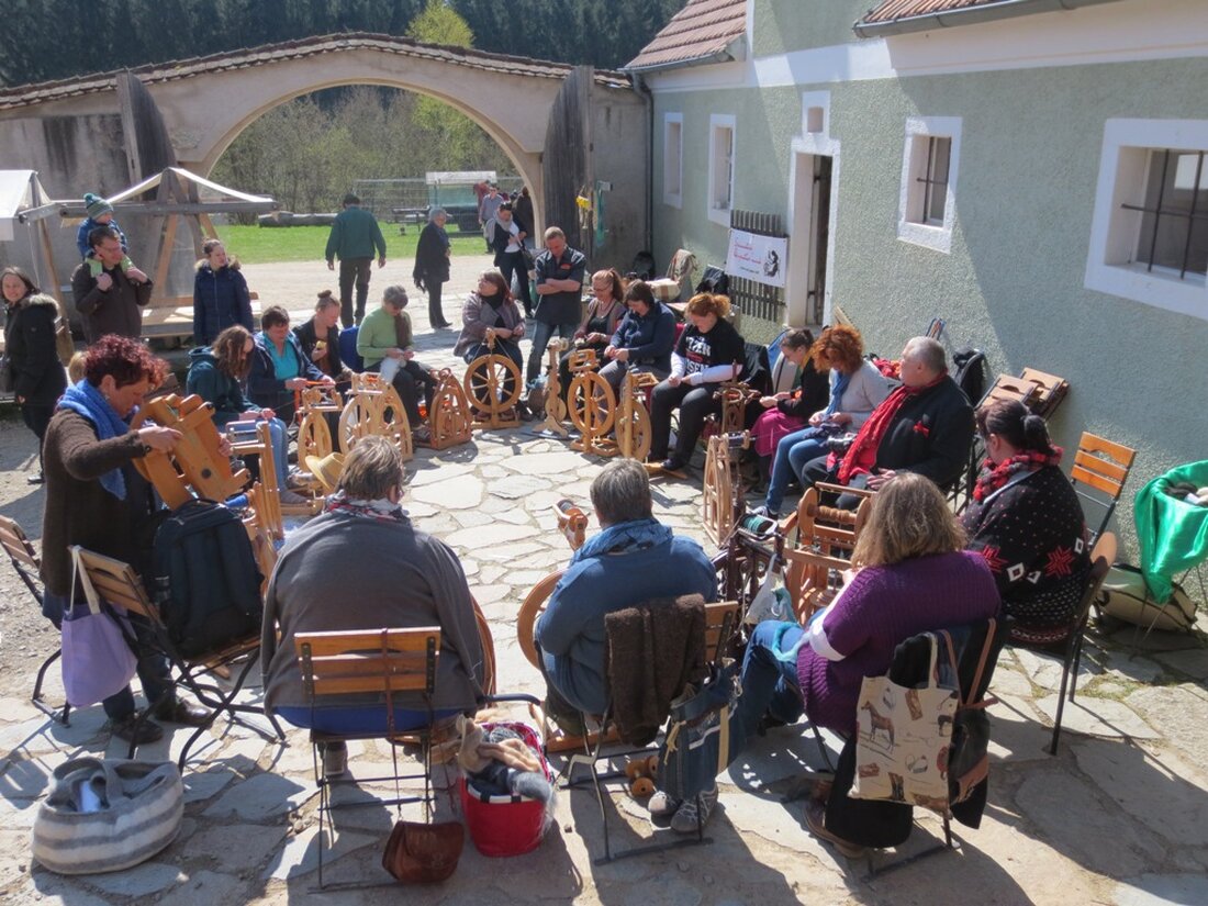Neusath-Perschen. Jetzt surren wieder die Spinnräder im Oberpfälzer Freilandmuseum: Am Sonntag, 24. April, findet ab 10 Uhr der „Trachtenmarkt mit Oberpfälzer Spinntreffen“ statt. Wer hätte gedacht, dass es den Beruf [&hellip;]