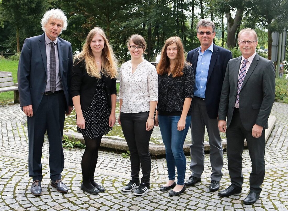 Tirschenreuth. Drei junge Damen haben vor kurzem ihre Ausbildung zur Verwaltungsfachangestellten beim Landkreis Tirschenreuth mit Erfolg abgeschlossen. Was besonders erfreulich ist: Sandra Heser, Marie Wachter und Annalena Brunner können nun [&hellip;]