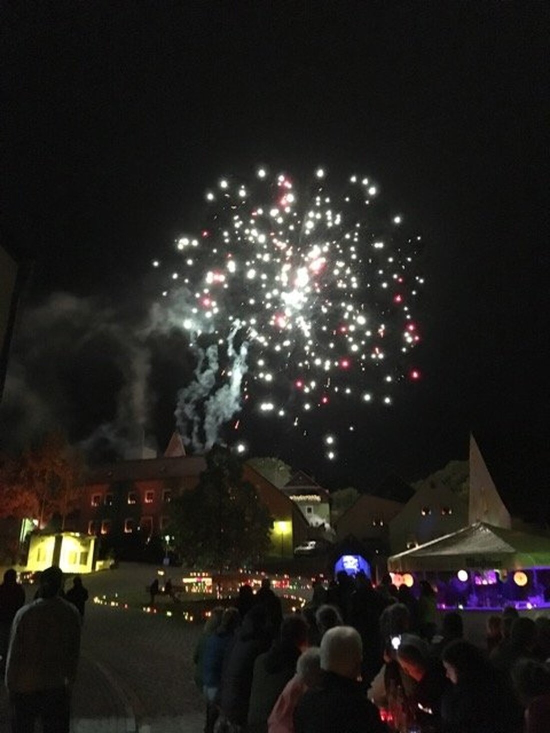 Leuchtenberg. Rhein in Flammen ist nicht schöner, als Leuchtenberg beim Lichterfest der Motorradfreunde Leuchtenberg (MfL). Von Sieglinde Schärtl 2.500 Lichter erstrahlten den Äußeren Markt und in nur einer Viertelstunde waren [&hellip;]
