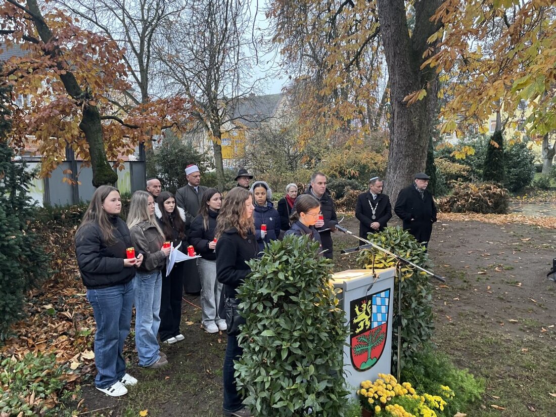Weiden. Emotional fiel in diesem Jahr das Gedenken an die Reichspogromnacht am 9. November 1938 aus. Die aktuelle Situation Israels Thema vieler Redner am Mahnmal in der Konrad-Adenauer-Anlage.   