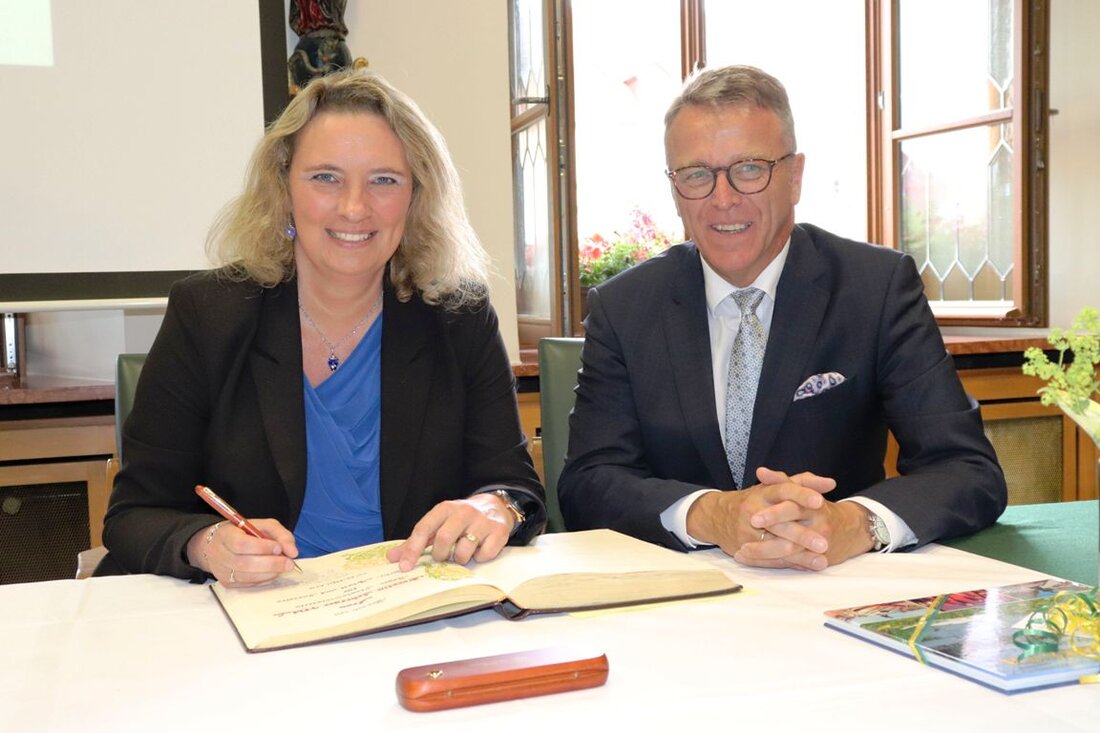 Tirschenreuth. Kerstin Schreyer, Bayerische Staatsministerin für Familie, Arbeit und Soziales, war gestern Nachmittag zu Gast im Tirschenreuther Rathaus. In seiner Begrüßungsrede dankte Bürgermeister Franz Stahl der Staatsregierung für die langjährige [&hellip;]