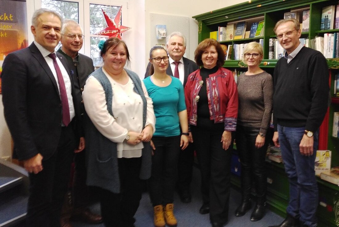 Tirschenreuth. Im November 2008 unter dem Dach der Lebenshilfe Tirschenreuth wiedereröffnet, konnte die St. Peter Buchhandlung nun auf ihr 10-jähriges Jubiläum zurückblicken. Den Abschluss der Jubiläumswochen feierte das Team mit [&hellip;]