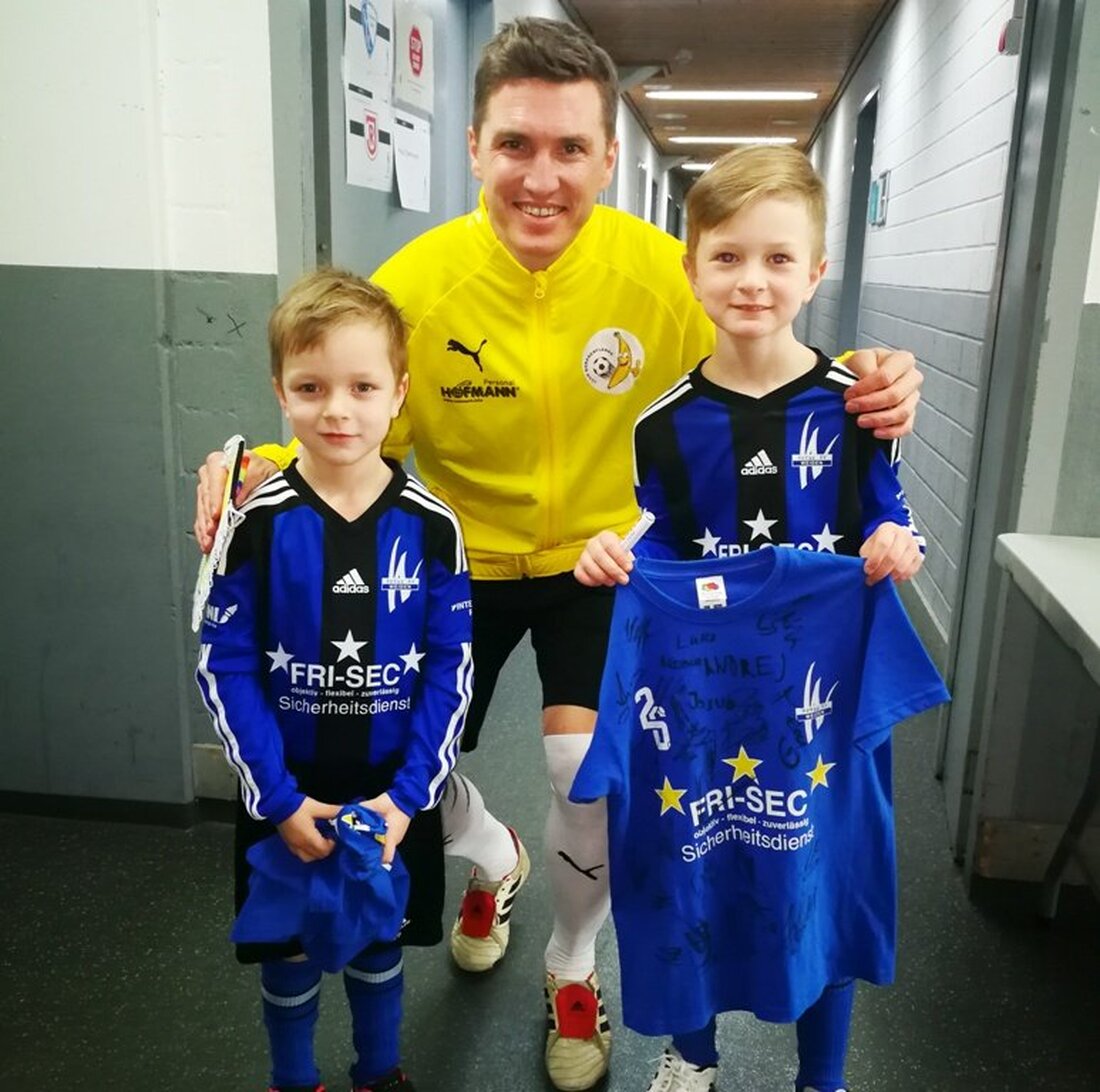 Weiden/Wildenau. Gänsehautmomente, die kein Kind so schnell vergisst, erlebte die U9 der SpVgg SV Weiden beim Bananenflanker Legendentag in der Regensburger Donau Arena. Eine besondere Begegnung ließ selbst den ehemaligen [&hellip;]