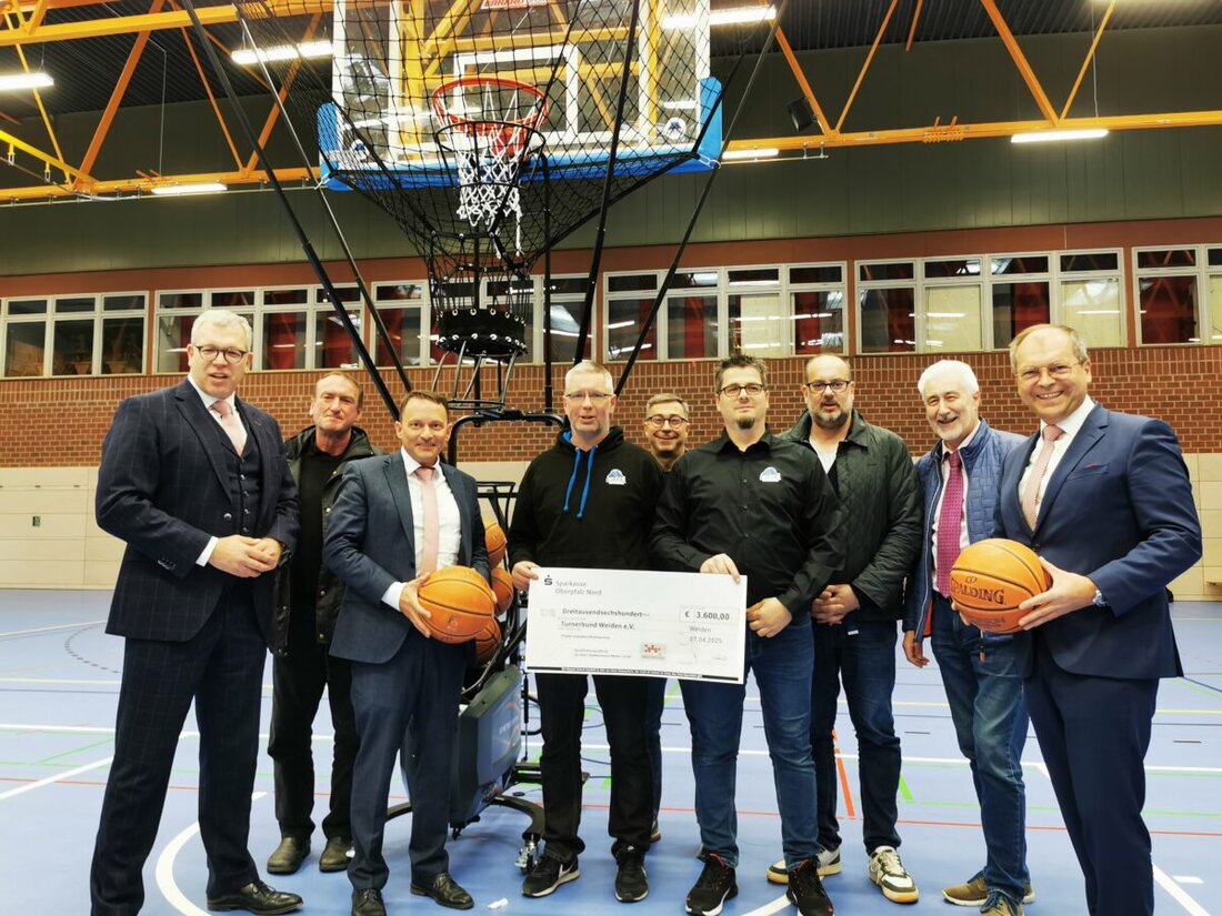 Weiden. Die Sportförderungsstiftung der ehemaligen Stadtsparkasse unterstützt mit 3.600 Euro den Turnerbund Weiden e. V. für die Anschaffung einer Basketball-Wurfmaschine. Insgesamt erhalten drei Weidener Sportvereine im Jahr 2024 finanzielle Zuwendungen in Höhe von 7.428,14 Euro.
