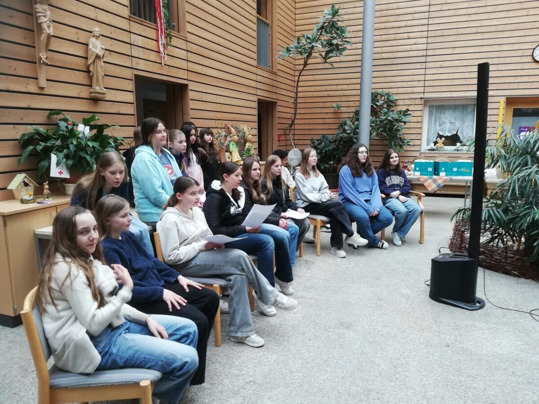 Kemnath. Auch heuer überbrachten im Rahmen einer ökumenischen Aktion im Religionsunterricht der Realschule am Tor zur Oberpfalz 19 Schüler und Schülerinnen der Klasse 6g, die evangelische Gruppe der 7. Klassen und einige Neuntklässlerinnen kleine Ostergeschenke für das gesamte Seniorenheim Haus Falkenstein.