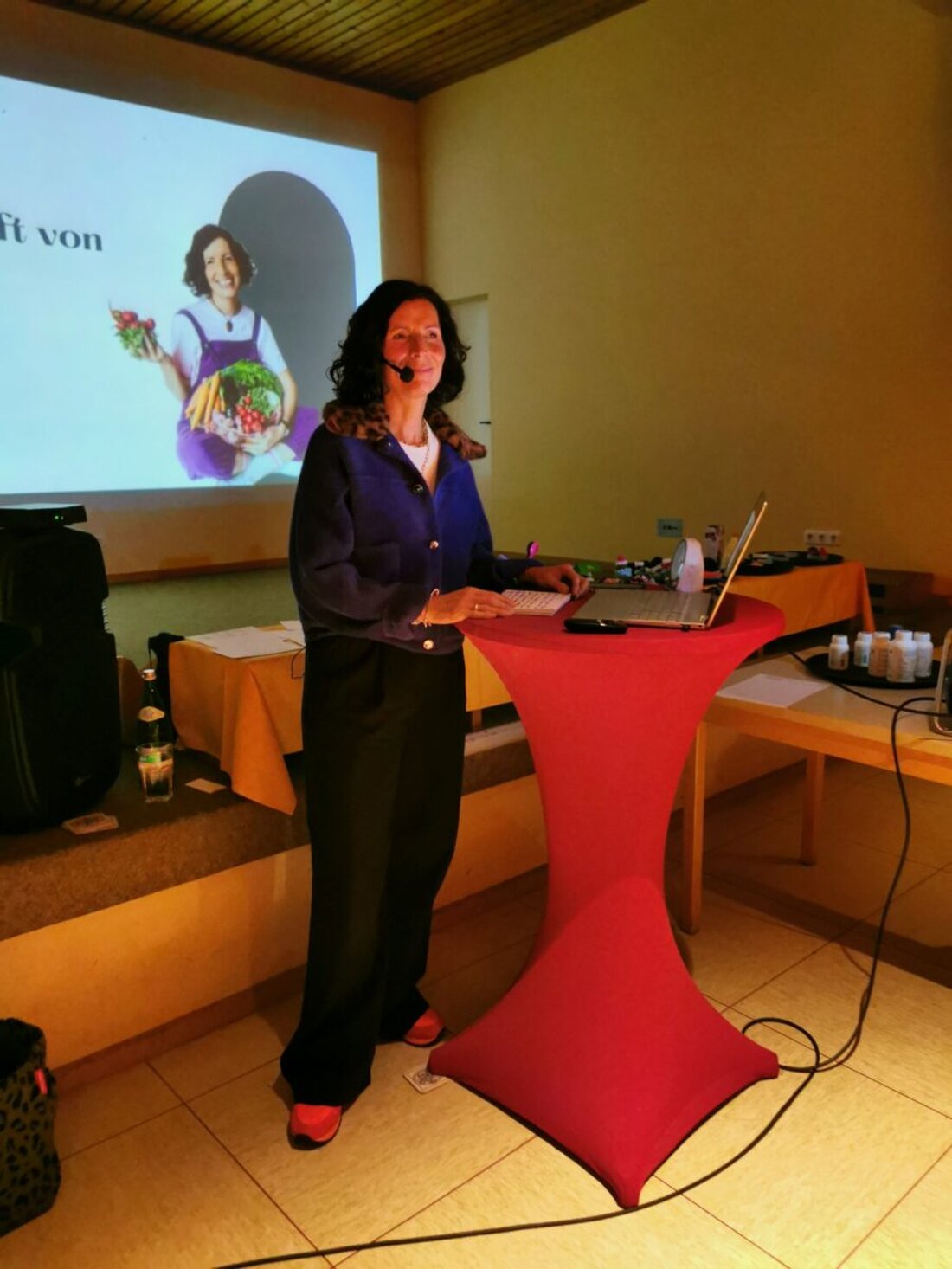 Thurndorf. Ein voller Saal hörte Gesundheitsberaterin Andrea Gnan zur Verbindung von Darm und Gehirn. Sie zeigte, wie Omega drei Balance schafft, Omega sechs Entzündungen fördert und Entscheidungen täglich zählen.