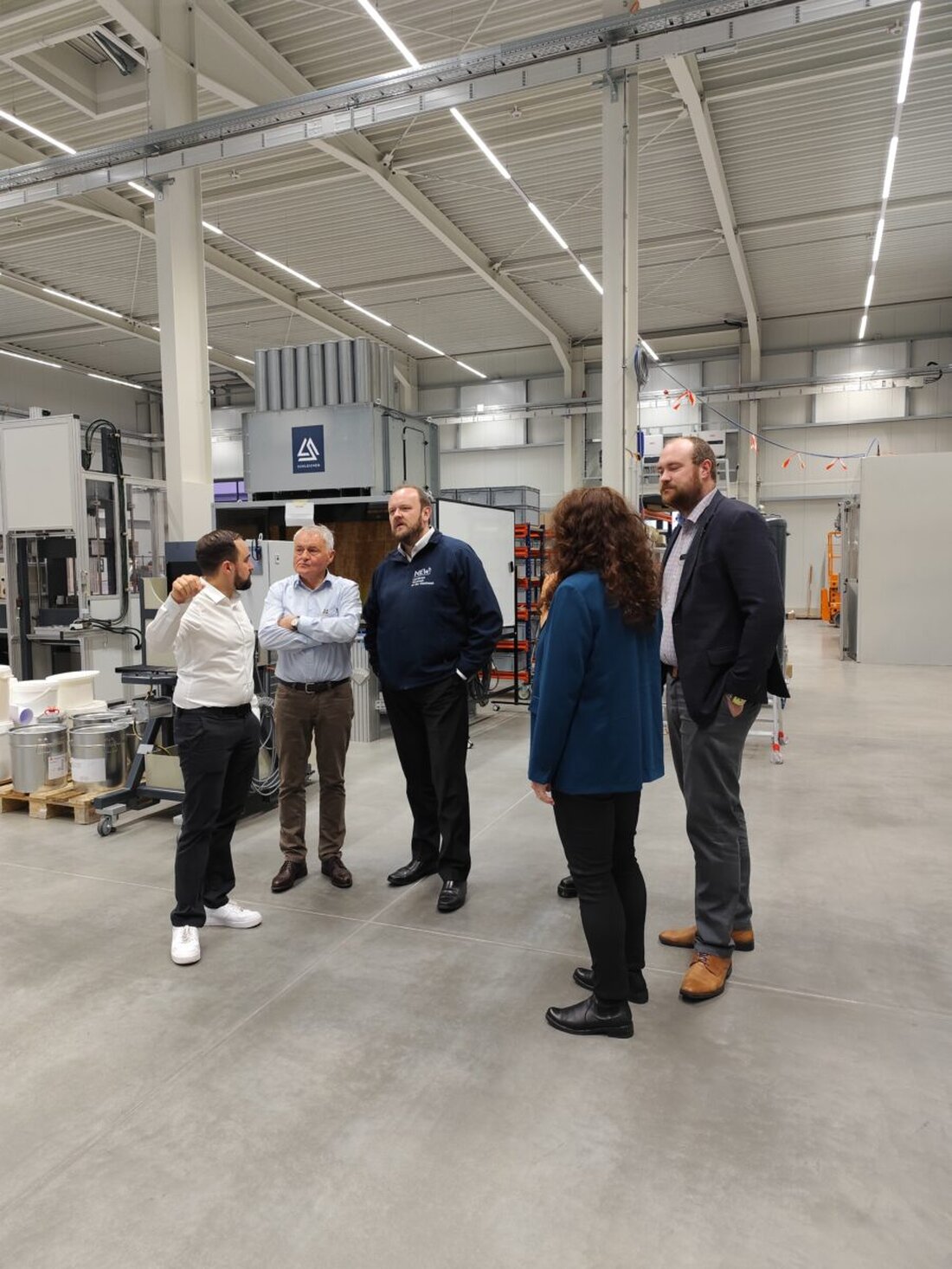 Neustadt/WN. Das neu bezogene Entwicklungszentrum der Ludwig Schleicher Anlagenbau GmbH in Pressath war kürzlich Ziel eines Besuchs von Landrat Andreas Meier sowie drei Vertreterinnen und Vertretern der Wirtschaftsförderung des Landratsamts Neustadt/WN. Empfangen wurde die Delegation vom Unternehmensgründer Ludwig Schleicher (Senior) und dem Geschäftsführer Ludwig Schleicher (Junior).