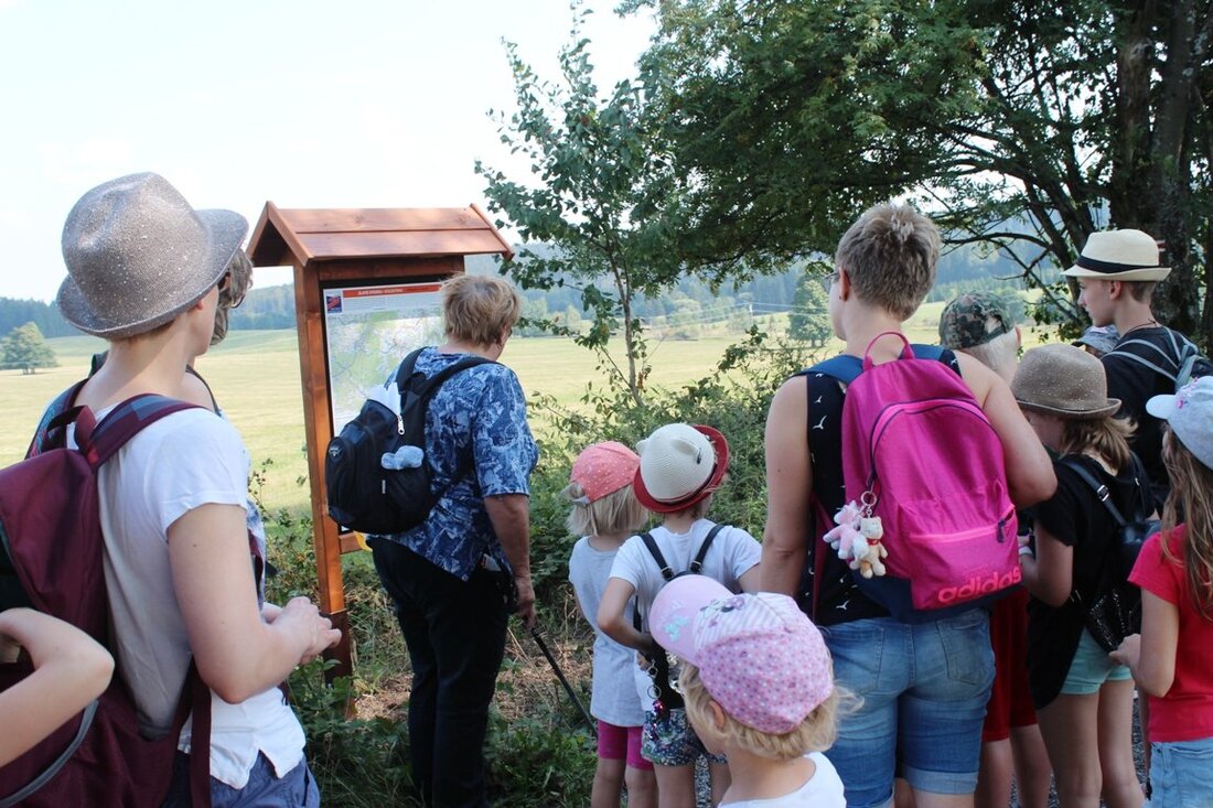Bärnau. Das Bärnauer Ferienprogramm lud Kinder zur „Wanderung zwischen zwei Ländern“. Die Route führte entlang der böhmisch-bayerischen Grenze auf dem Böttger-Panorama-Rundweg auf tschechischer Seite. Los ging es bei der ehemaligen [&hellip;]