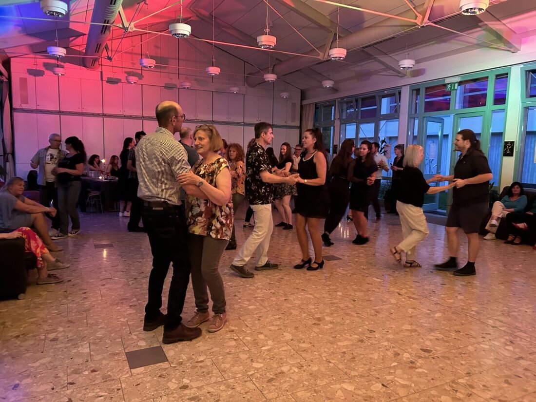 Immenreuth. Die "Salsa y más"-Tanztage am 3. und 4. Mai 2025 zogen viele Tanzbegeisterte an, mit 14 Workshops und zwei Abendpartys. Höhepunkt war die neue Gesellschaftstanzparty in einem umgestalteten Ballsaal.