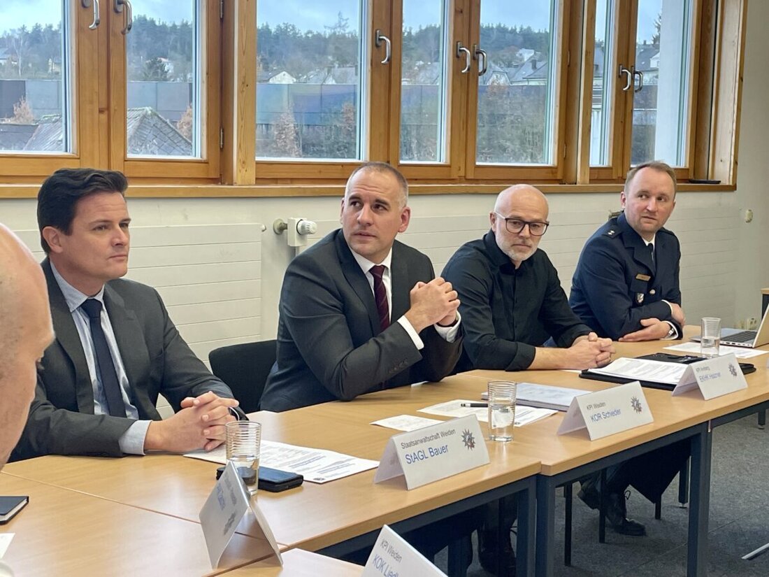 Amberg/Weiden/Vohenstrauß/Wiesau. Die Oberpfälzer Polizei hat die mutmaßlichen Grabschänder von Vohenstrauß, Amberg und Wiesau ermittelt. Bei einem Pressetermin schildern Polizeibeamte, wie nahe den Hinterbliebenen die Verwüstung ihrer Gräber ging. Insgesamt waren 221 Gräber betroffen, Sachschaden: rund 236.000 Euro.