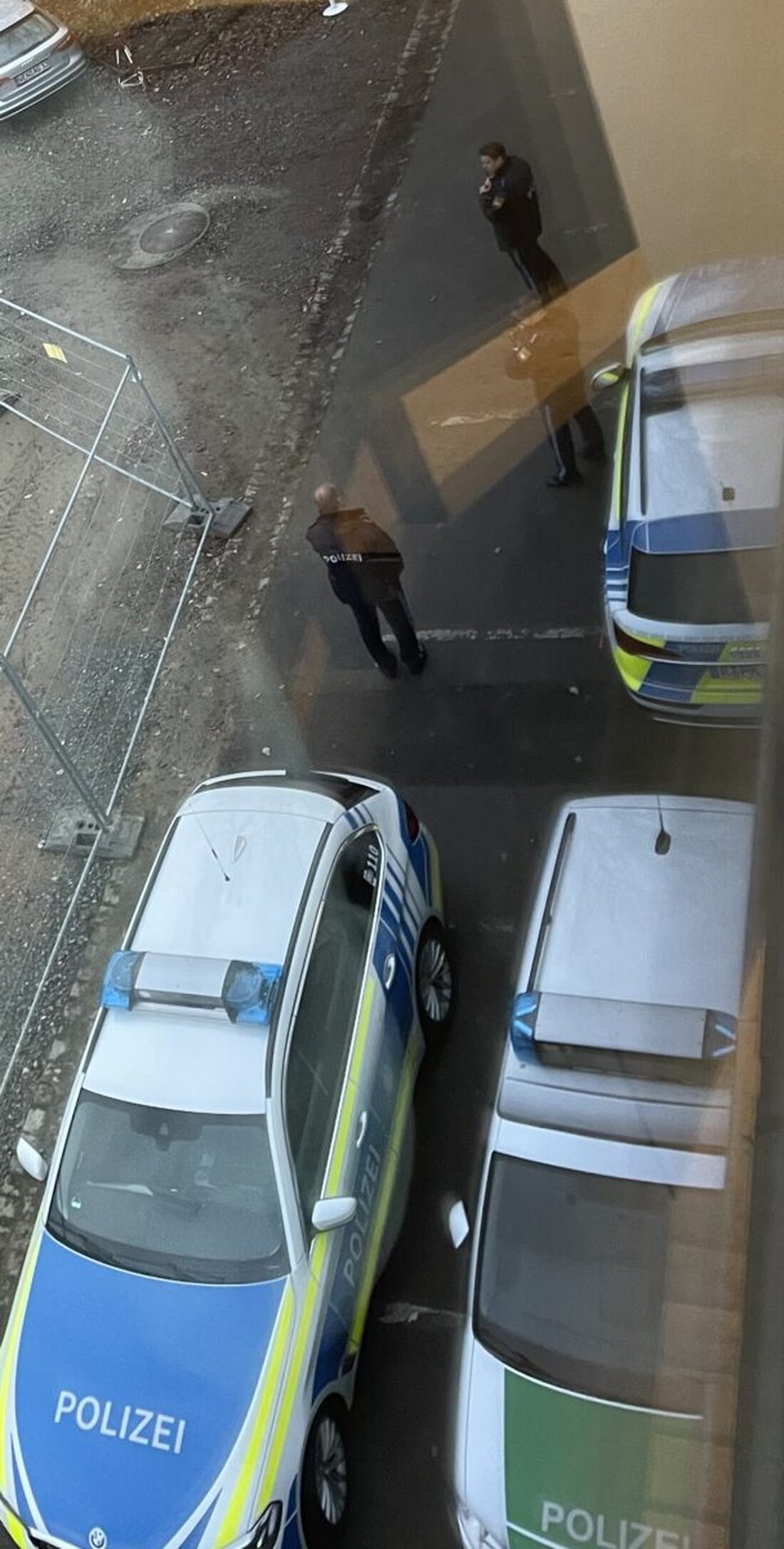 Weiden. Er postete ein Selfie mit dem Messer in der Hand. Titel "Revenge". Dann soll ein 14-Jähriger erst auf einen Lehrer der Kinder- und Jugendpsychiatrie Regensburg, dann auf einen Buben (7) eingestochen haben. Die unfassbare Tat wird am Landgericht Weiden verhandelt.