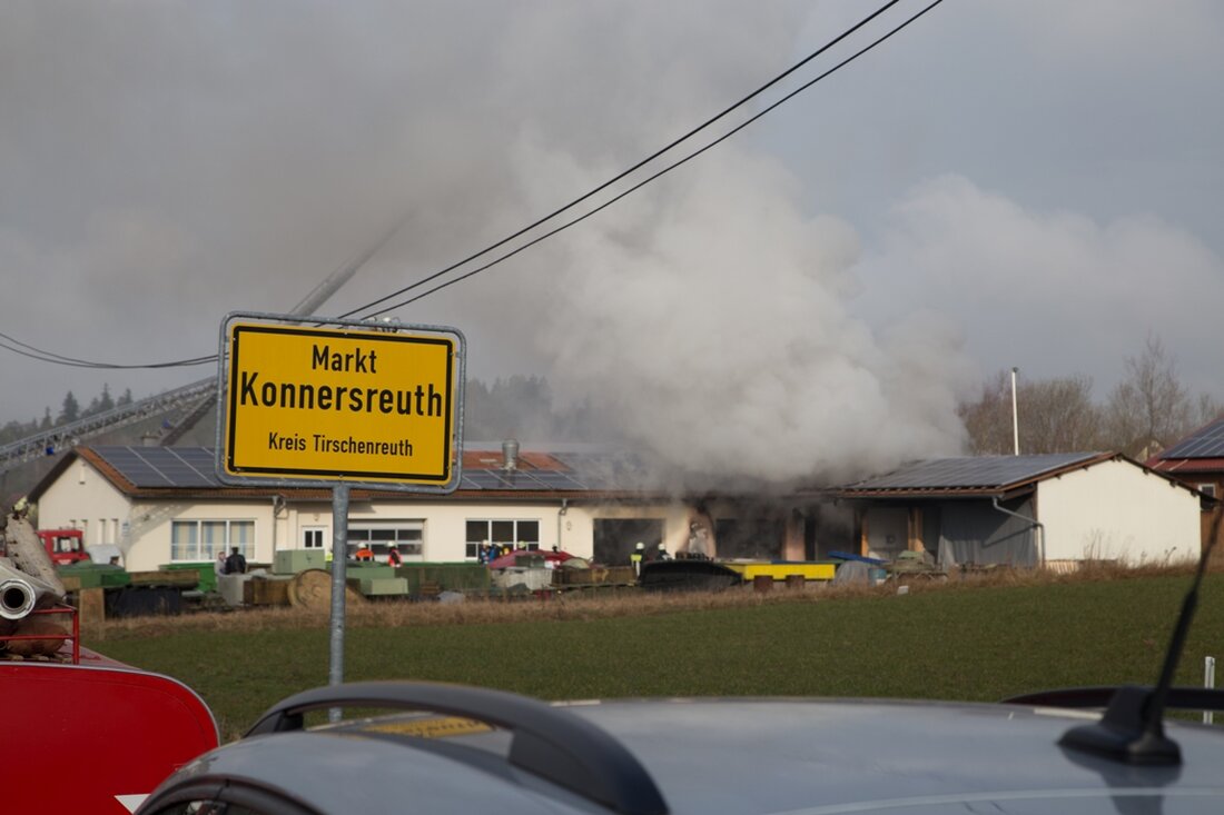 Konnersreuth. In der Industriestraße brennt derzeit ein Fabrikgebäude eines Kunststoff verarbeitenden Betriebes. Die Löscharbeiten der Feuerwehr laufen auf Hochtouren. https://youtu.be/GO-2oaFTO7M Da nicht ausgeschlossen werden kann, dass auch Schadstoffe insbesondere in [&hellip;]