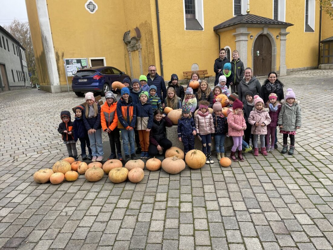 Waidhaus. Ein Kürbiswettbewerb begeisterte Kinder und Eltern mit der Präsentation prächtiger Kürbisse und der Vergabe von Gutscheinen für die drei besten. Fiona Bock gewann mit einem Kürbisumfang von 147 cm.